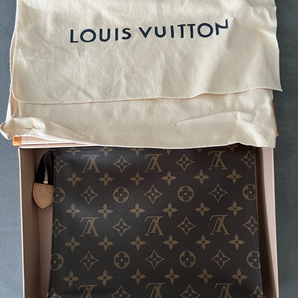 Louis Vuitton TOILETRY POUCH 26 - Picture 1 of 9
